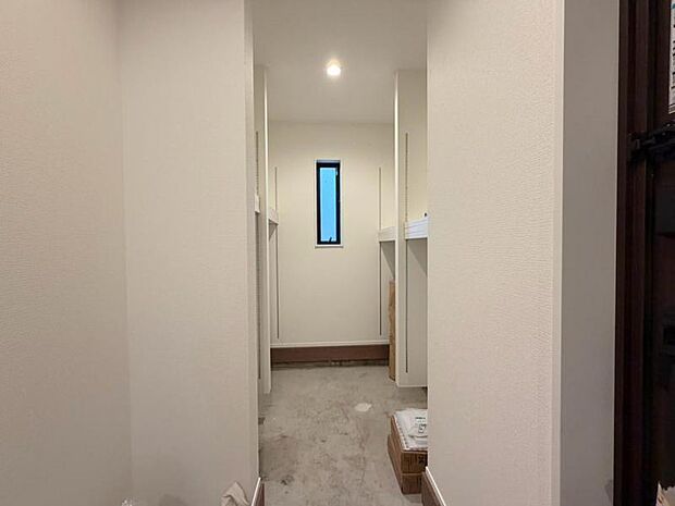 広々とした玄関は収納豊富なシューズクローゼットも完備。雑多な玄関でなくスッキリ空間としての家の顔にできるよう設計しました。