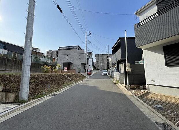 前面道路は約5.5mございます。毎日のお車の出し入れもストレスなく行えます。