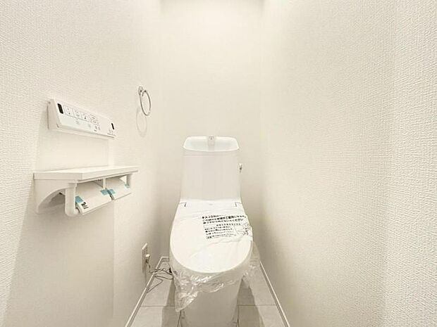 ウォシュレット付きのトイレ。落ち着いた空間で安らぎのひとときをお過ごしいただけます。