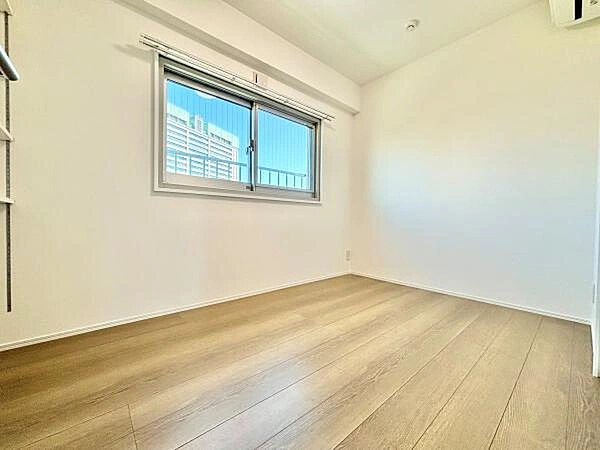 過ぎ行く時間をゆったりと感じることができる落ち着いたお部屋。リビングで楽しく過ごした後はプライベートな時間を満喫できます。