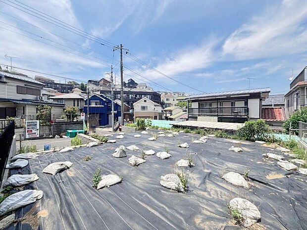 更地の状態をご覧頂くことで、隣接した環境をしっかりとご確認頂けます。(2026年6月撮影)