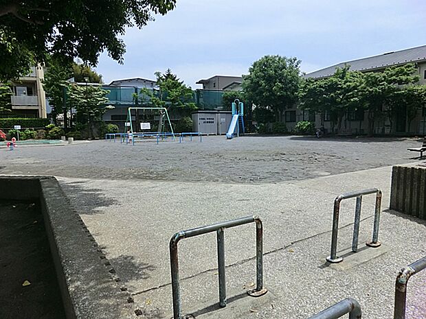 大岡三丁目公園まで438m（徒歩6分）