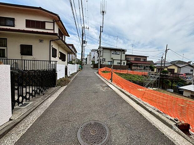 前面道路は約4mございます。毎日のお車の出し入れもストレスなく行えます。(2026年6月撮影)