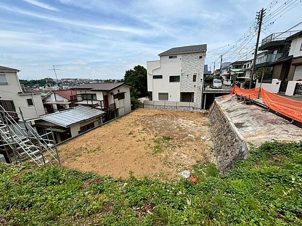 完成前の状態をご覧頂くことで、隣接した環境をしっかりとご確認頂けます。(2026年6月撮影)