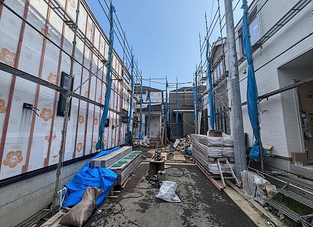 建物につながる駐車スペースなので、重い荷物の出し入れの負担を最小限に抑えられます。（2026年10月撮影）