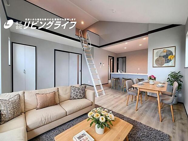 【配置してある家具はCGによるイメージです】開放感溢れる勾配天井。明るさと風が入る窓配置が安らげる空間を演出します。(ロフト付)