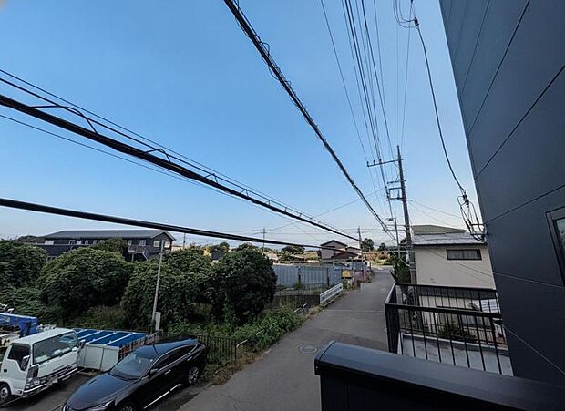 風の通り道。舞い込んでくる風が優しく躍り、室内に爽やかな空気を運んできます。