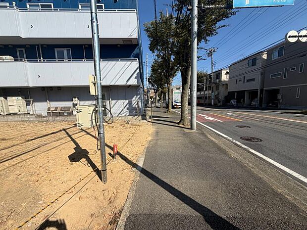 まだ更地ですが、現地で広さのご体感ができます。図面と合わせてご説明しますので、お気軽にお問い合わせください。(2026年10月撮影)
