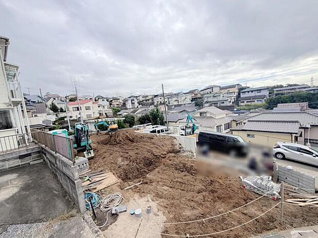完成前の状態をご覧頂くことで、隣接した環境をしっかりとご確認頂けます。2026年10月撮影 