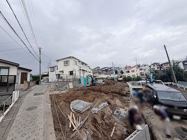 完成前の状態をご覧頂くことで、隣接した環境をしっかりとご確認頂けます。2026年10月撮影 