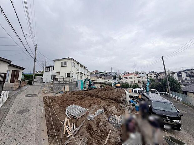 完成前の状態をご覧頂くことで、隣接した環境をしっかりとご確認頂けます。2026年10月撮影 