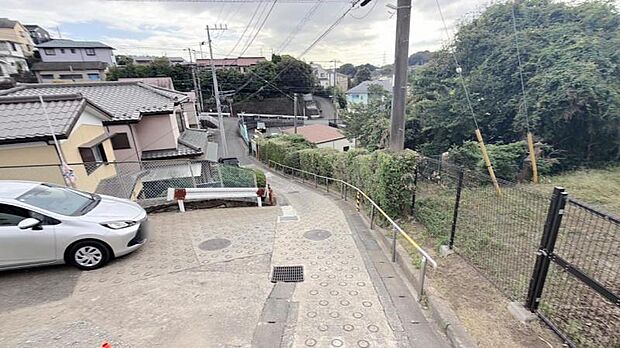 完成前の状態をご覧頂くことで、隣接した環境をしっかりとご確認頂けます。2026年10月撮影 