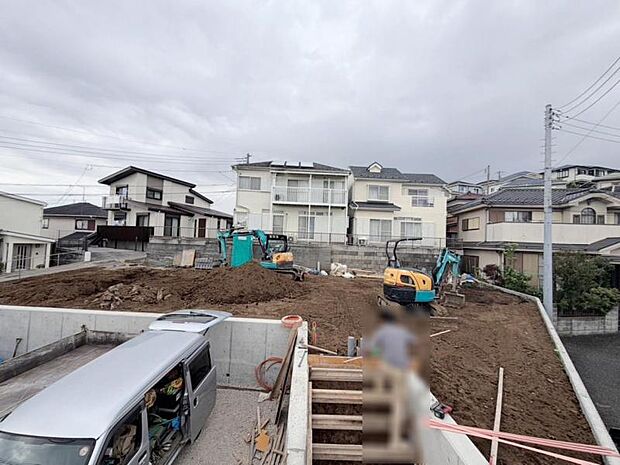 完成前の状態をご覧頂くことで、隣接した環境をしっかりとご確認頂けます。2026年10月撮影 