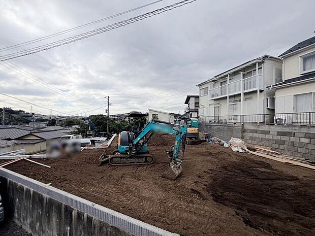 完成前の状態をご覧頂くことで、隣接した環境をしっかりとご確認頂けます。2026年10月撮影 
