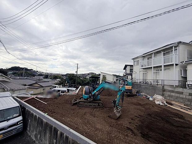 完成前の状態をご覧頂くことで、隣接した環境をしっかりとご確認頂けます。2026年10月撮影 