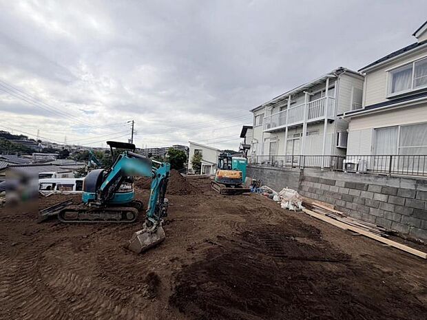 完成前の状態をご覧頂くことで、隣接した環境をしっかりとご確認頂けます。2026年10月撮影 