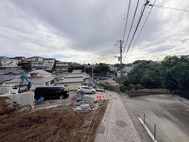 完成前の状態をご覧頂くことで、隣接した環境をしっかりとご確認頂けます。2026年10月撮影 