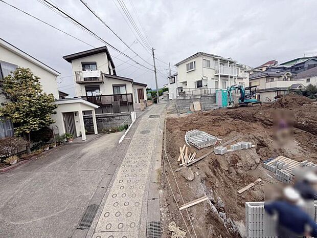 完成前の状態をご覧頂くことで、隣接した環境をしっかりとご確認頂けます。2026年10月撮影 