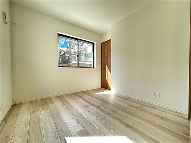 住まう方自身でカスタマイズして頂けるように「シンプル」にデザインされた室内。自由度が高いので家具やレイアウトでお好みの空間を創り上げられます。（2024.3.11撮影）