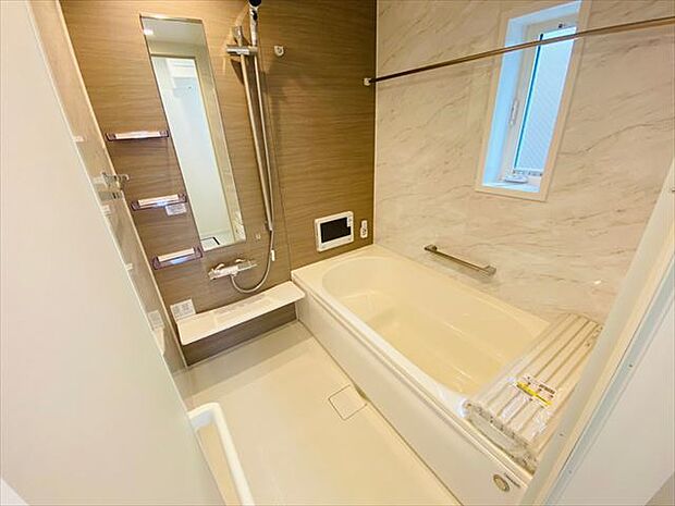 浴槽は跨ぎやすいよう配慮されており、シャワーヘッドの位置も変えられる、使い勝手の良い浴室です。（2024.4.4撮影）