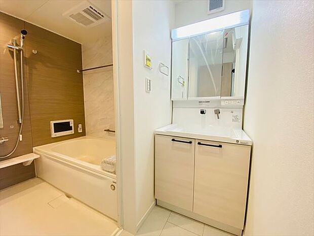 三面鏡の付いた洗面化粧台は、鏡面裏側にも機能的な収納を配置。普段使いの洗面小物やスキンケア用品などが衛生的に保管できます。（2024.4.4撮影）