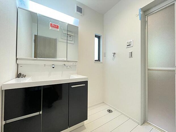 洗面室は、しっかりとしたスペースを確保。上質な温かみを持つカラーで統一されています。ワイドな洗面台は収納力もありいつでもすっきりとした洗面室に。（10/27撮影）