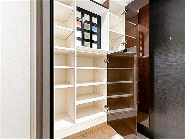 清潔感のある空間を保てるよう、収納スペースを広く設けていますので、たくさんある靴もすべて収納して頂け、玄関をスッキリ綺麗な空間に纏めます。