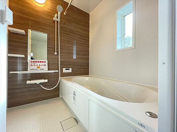 毎日使う大切な空間の浴室。きれいにお使いいただけるお手入れのしやすいものです。風呂蓋も保温性、お手入れしやすい二枚蓋を採用しています。（2024.03.11撮影）