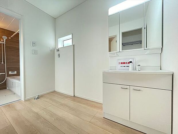 洗面室は、しっかりとしたスペースを確保。清潔感のあるホワイトカラーですっきりとした洗面室に。（2024.03.11撮影）