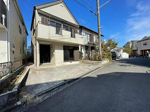 建物につながる駐車スペース。重いものの、荷物の出し入れも安心。小さなお子様も安心・安全の乗り降りができます。車が汚れたら洗えるのもうれしいですね。 （2024.2.9　撮影）