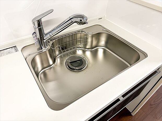 浄水器付きキッチン水栓　キッチンの水栓には、浄水器を標準装備。水道水をそのまま飲むことができ、お米などをおいしく炊くことも可能です。