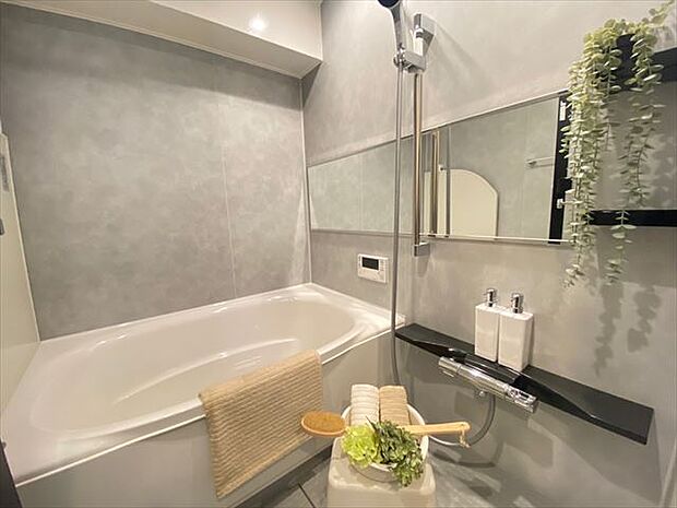 一日の疲れを癒してくれる浴室。高級感あるカラーと大きさ・柔らかな曲線で構成された半身浴も楽しめるバスタブが心地よさをもたらしてくれる落ち着いた空間です。（2024.3.14撮影）