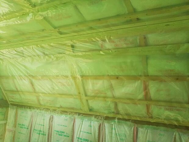 省エネ仕様　天井と壁にグラスウールを装備、外気の気温変化を軽減し、エアコン効率の高い快適な住空間に保ちます。