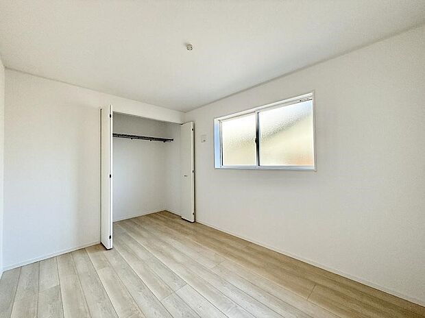 ■シンプルな空間で、収納付きベッドやデスクなど、多機能な家具を活用しやすいです