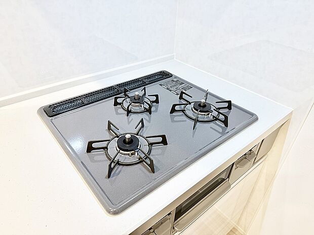 ■3口コンロのシステムキッチンで料理の手順もスムーズに