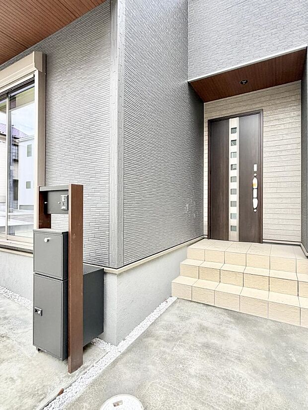 ■ シンプルで美しく、住まいの第一印象を彩る玄関です