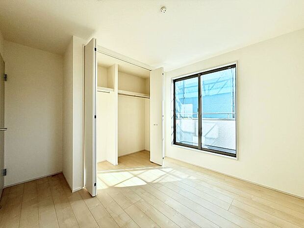 ■大きな窓は開放感があり、明るさ通風バッチリです  