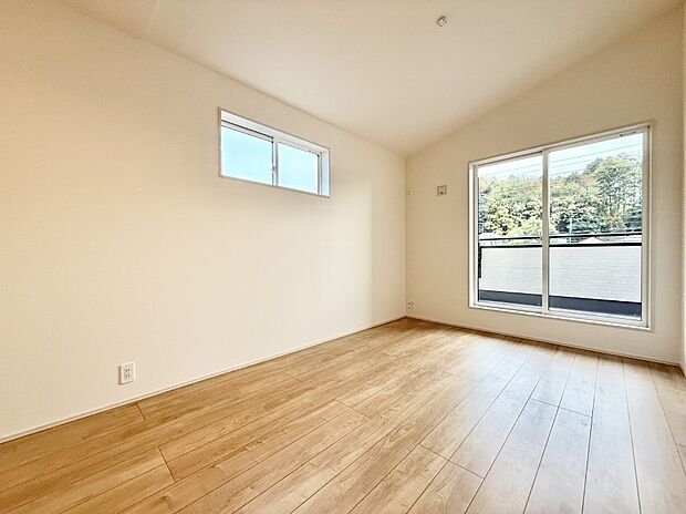 ■落ち着いた色合いの壁面、ゆっくり寛げるバスルーム