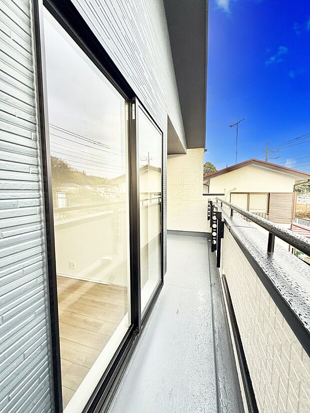 ■ 心地よい風と光を感じる、くつろぎのバルコニー