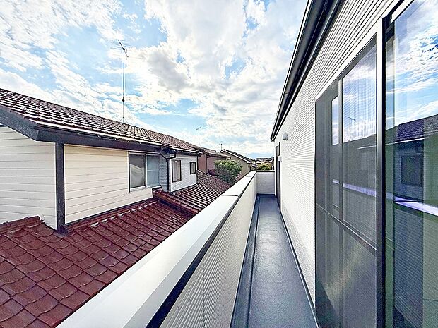 ■ 心地よい風と光を感じる、くつろぎのバルコニー