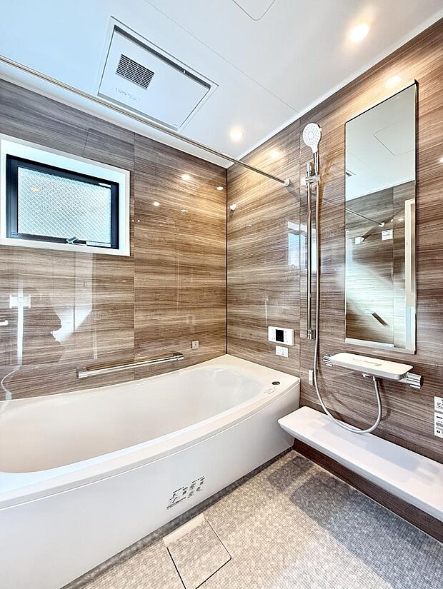 ■落ち着いた色合いの壁面、ゆっくり寛げるバスルーム