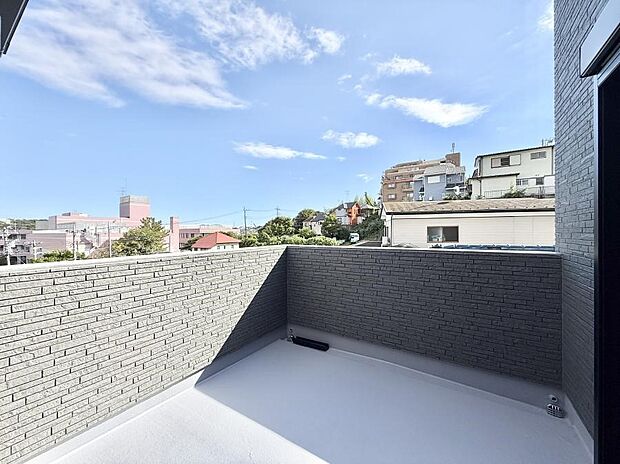 ■ 心地よい風と光を感じる、くつろぎのバルコニー