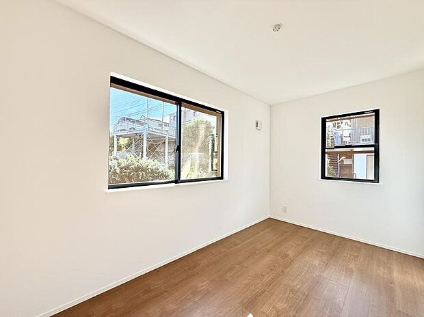 ■2面採光で明るい居室！