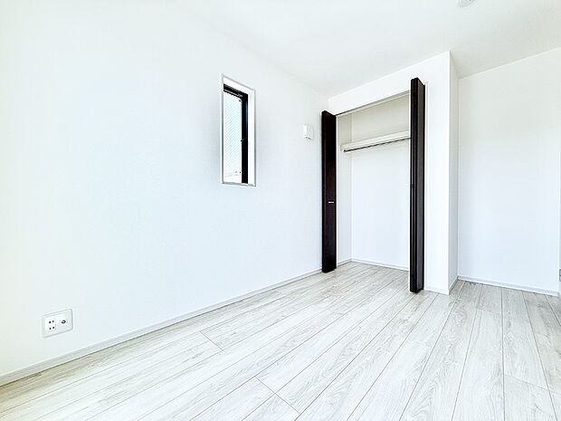 5号棟 ■落ち着いた色合いのお部屋で穏やかな時間を楽しめます