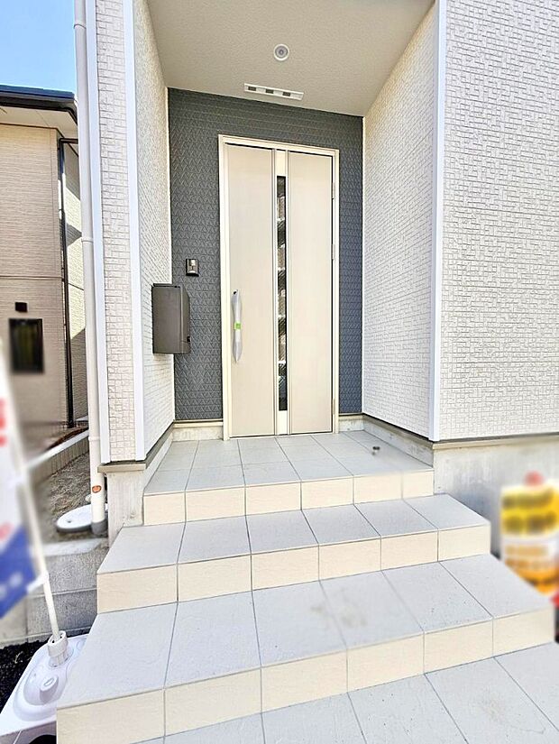 ■ シンプルで美しく、住まいの第一印象を彩る玄関です