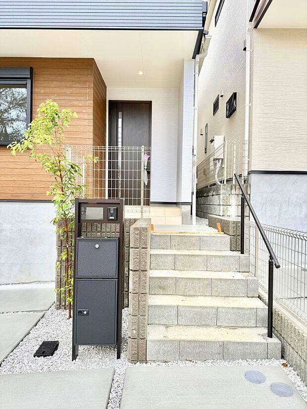 ■ シンプルで美しく、住まいの第一印象を彩る玄関です