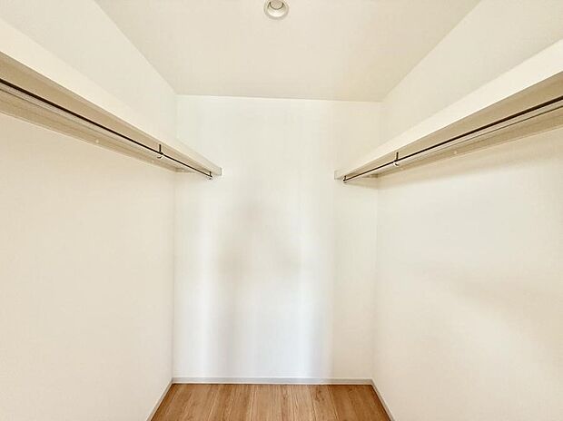 ■季節の洋服も、思い出の小物もすっきり収納できるウォークインクローゼット付