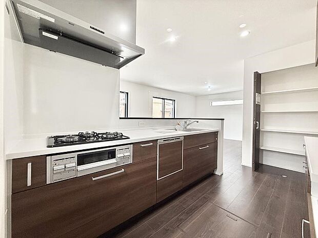 ■シンプルで機能的、毎日使いやすいキッチン