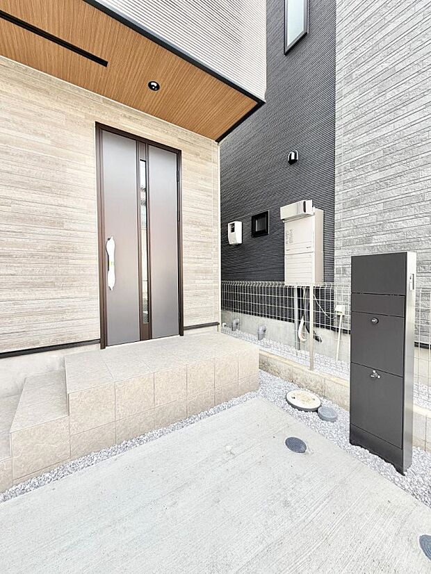 ■ シンプルで美しく、住まいの第一印象を彩る玄関です