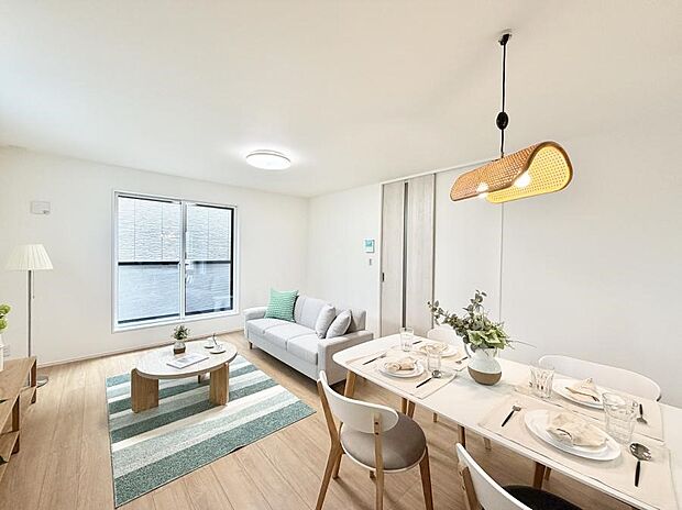 陽ざしが射し込む明るいLDK  